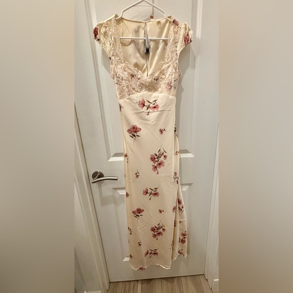 Dresses & Skirts - ⌛️sale⌛️ NWOT Old Hollywood back cutout satin and lace Floral dress- L